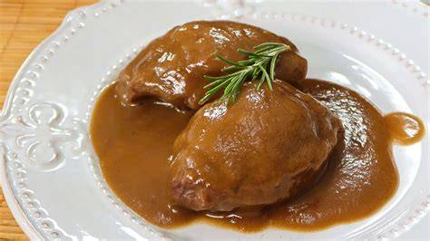 Carrilleras de cerdo cocinándose en una olla