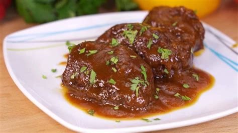 Salsa de carrilleras de cerdo en un cazo