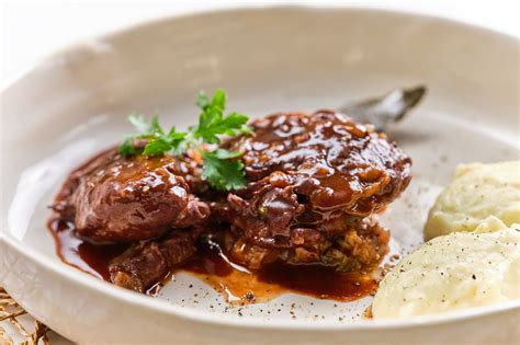 Plato de carrilleras de cerdo en salsa con puré de patatas