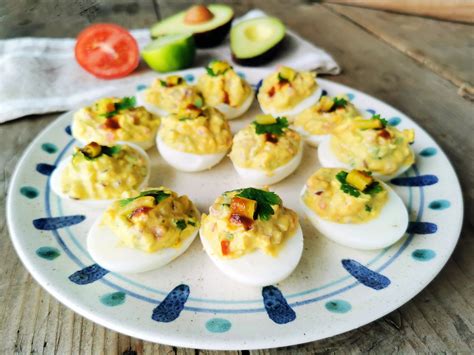 Foto de huevos rellenos de guacamole servidos como aperitivo