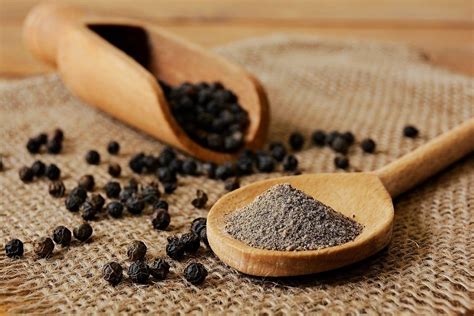 Imagen de pimienta negra y limones