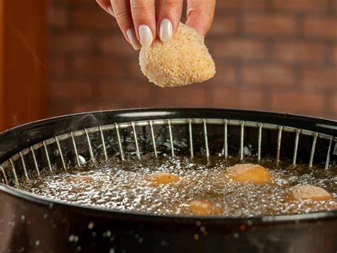 Rebozado y fritura de las coxinhas