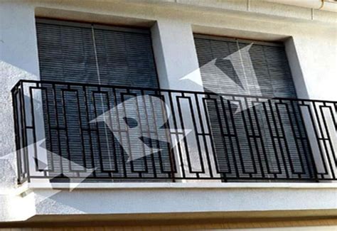 Instalación de barandillas metálicas en un edificio residencial