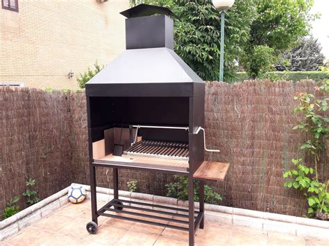 Ejemplo de una barbacoa con parrilla metálica y encimera lateral
