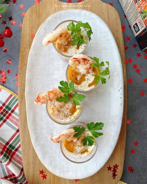 Chupitos de crema de coliflor decorados con setas y perejil