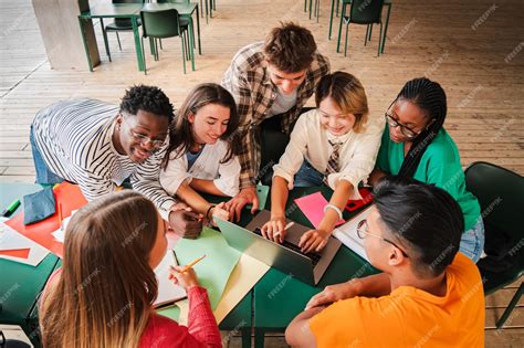 Grupo de adolescentes interactuando y mostrando diferentes personalidades