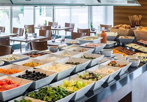 Bufet de comida variada en un hotel todo incluido