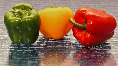 Pimientos rojos y amarillos cortados y listos para asar en el microondas