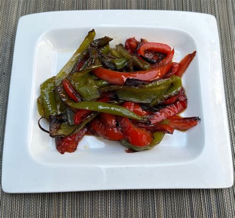 Plato de pimientos asados servidos como guarnición