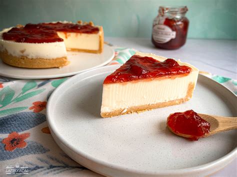pintando tarta con mermelada