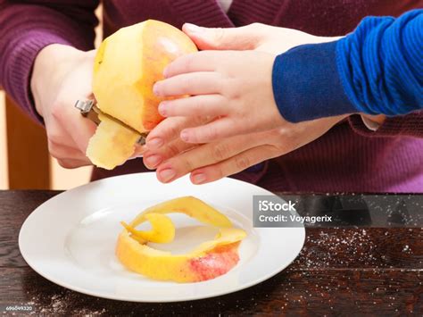 pelando manzanas