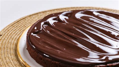Bizcocho de cereza recién horneado con cobertura de chocolate