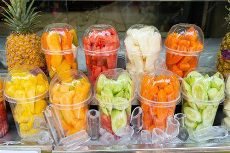 Fruta de sandía cortada en cubos y vasos con agua de sandía y hielo