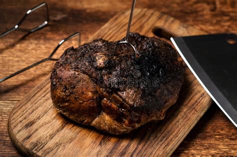 Pieza de carne asándose en un horno