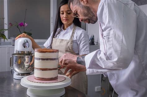 Grabado antiguo de un pastelero trabajando masa