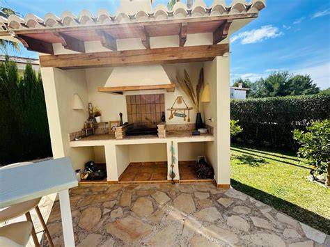 Jardín con zona de barbacoa y asientos al aire libre