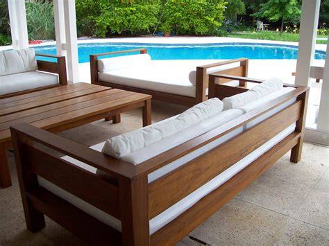 Terraza de madera con muebles de exterior y vistas panorámicas