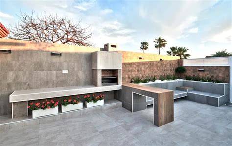 Barbacoa moderna en un patio con mobiliario de exterior