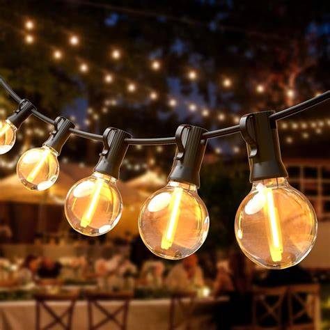 Detalle de iluminación exterior con guirnaldas de luces cálidas