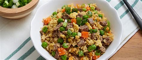 Mesa de ingredientes para arroz con carne y huevo