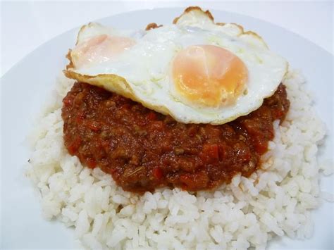 Arroz con carne picada y huevo frito
