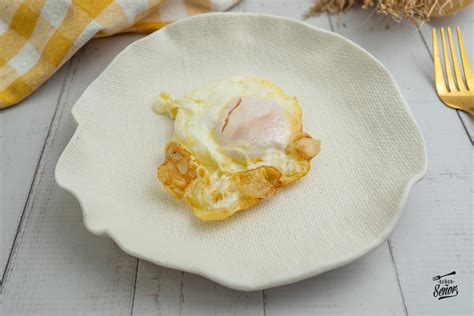 Huevo frito vegano con puntilla dorada