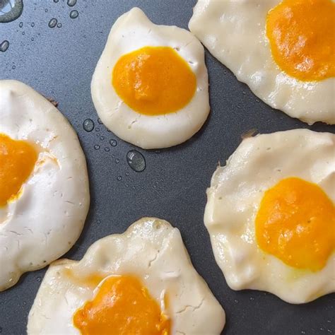 Proceso de cocción del huevo frito vegano en sartén