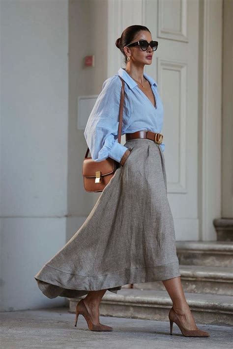 Mujer con un look chic y elegante