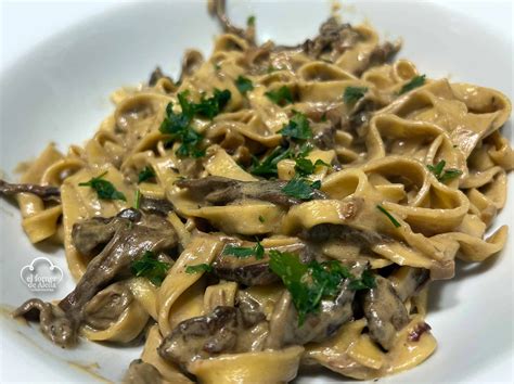 Plato de tagliatelle con salsa de ceps y queso parmesano.