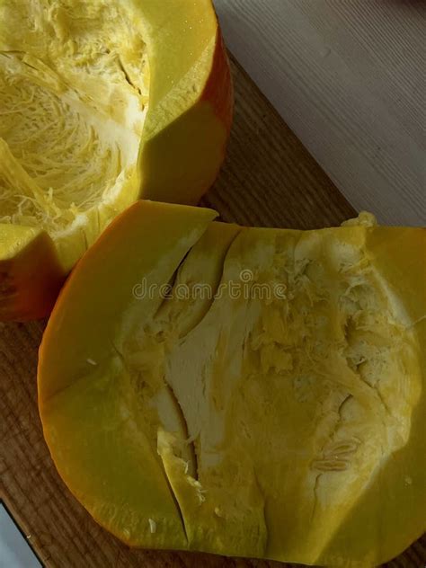 Calabaza cortada y limpia