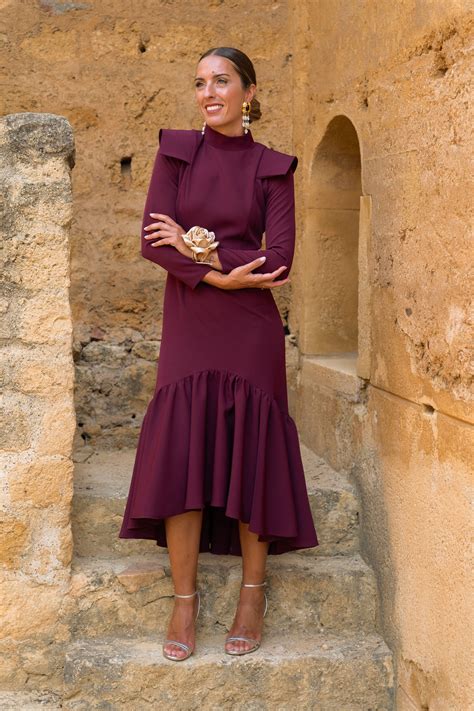 Vestidos en tonos berries para bodas de otoño