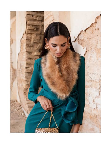 Estolas de pelo y abrigos elegantes para invitadas de otoño