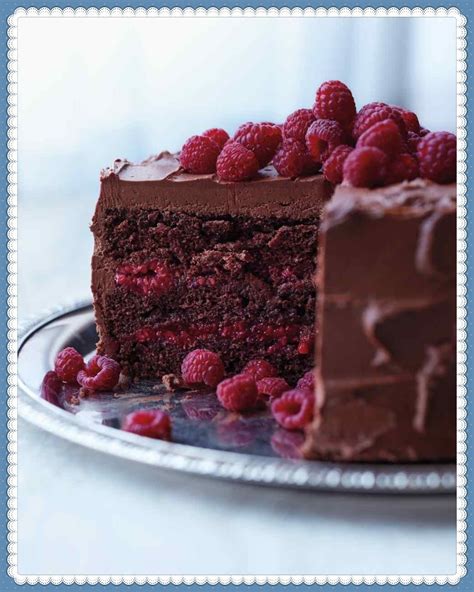 Pastel de chocolate con avellanas y frambuesas