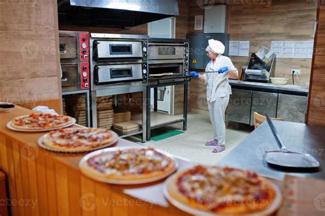 Interior de pizzería con mesas amplias y ambiente acogedor