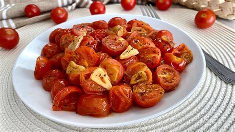 Variedad de platos con tomates cherry
