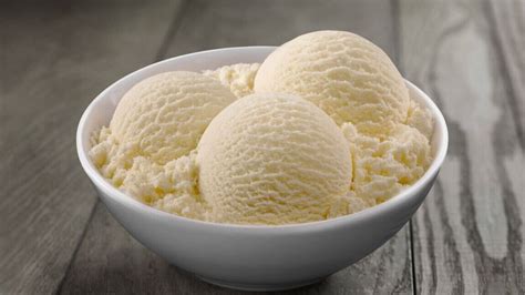 Helado de vainilla servido con crêpes