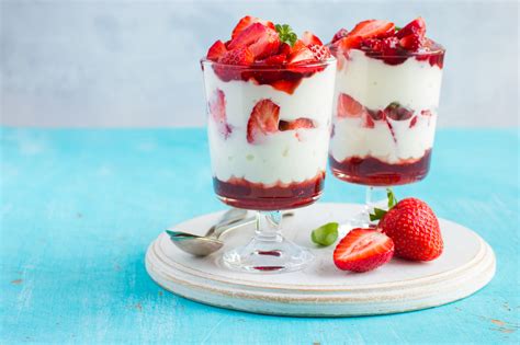 Variedad de postres de fresas con nata