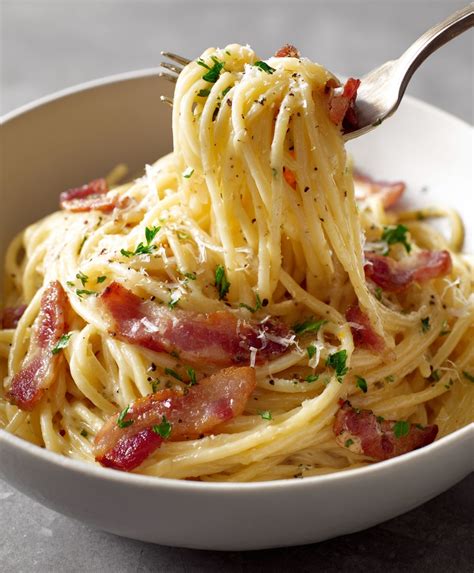 Espaguetis recién cocidos en la sartén con guanciale