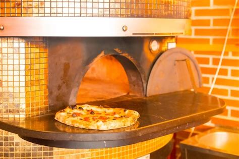 Pizza artesanal recién salida del horno de leña