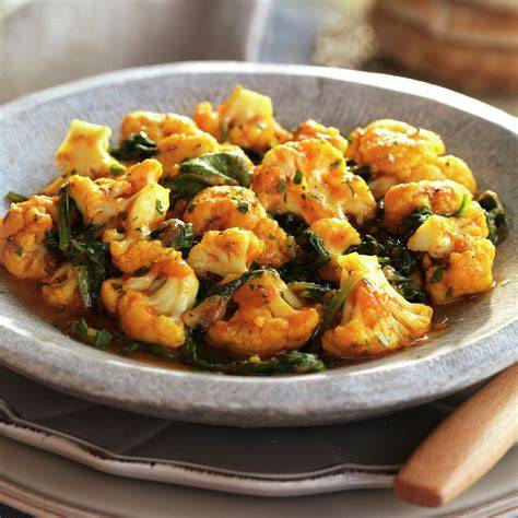 Plato de coliflor salteada con verduras y especias