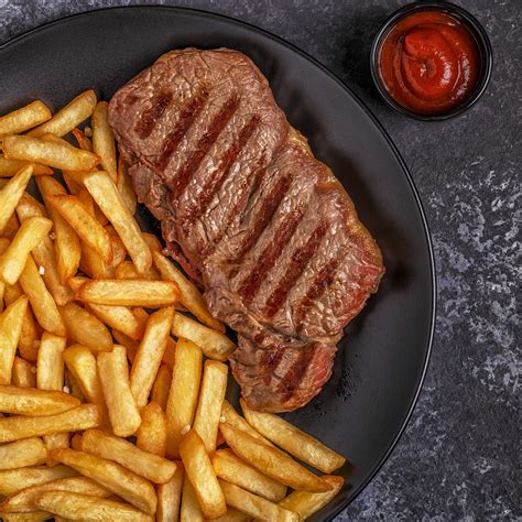 Plato de libritos de ternera con patatas fritas