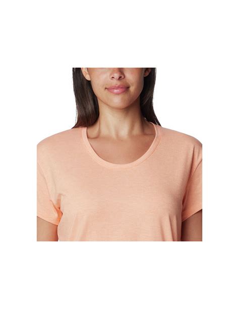 Mujer vistiendo una camiseta rosa salmón con estilo