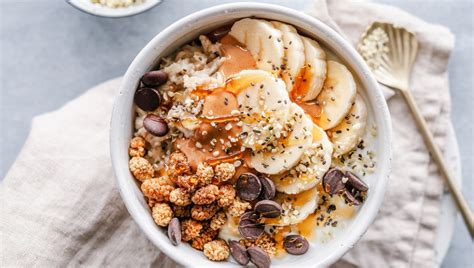 Tazón de porridge dorado con frutas y frutos secos