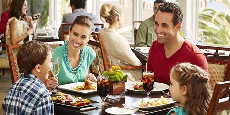 Familia disfrutando de una comida en un restaurante rústico