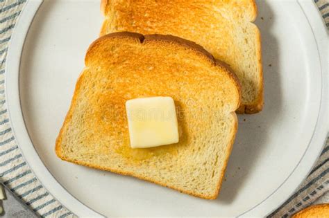 Pan de molde recién tostado con mantequilla