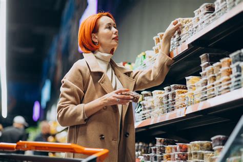 Mujer en un supermercado eligiendo productos sin gluten