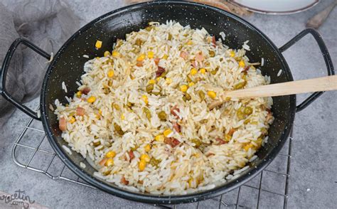 Plato de arroz blanco con beicon y tortilla