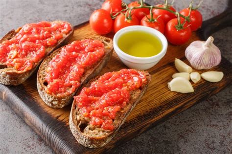 Ingredientes esenciales del pan tumaca: pan, tomate, ajo, aceite de oliva y sal