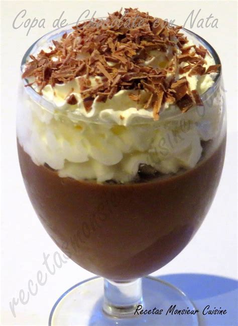 copa de chocolate y nata decorada