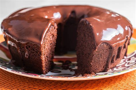 Bolo de chocolate saindo do micro-ondas com calda